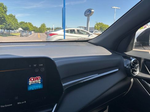 Used 2025 Chevrolet Equinox LT FWD image 35