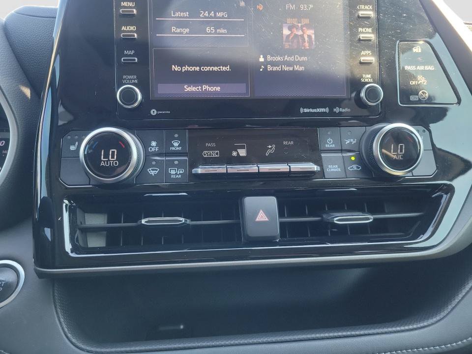 Used 2020 Toyota Highlander XLE FWD image 18