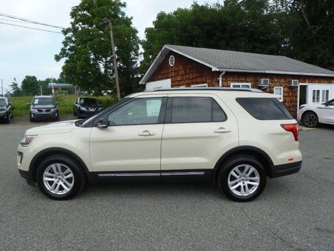 Used 2018 Ford Explorer XLT w/ Equipment Group 202A AWD/4WD image 13
