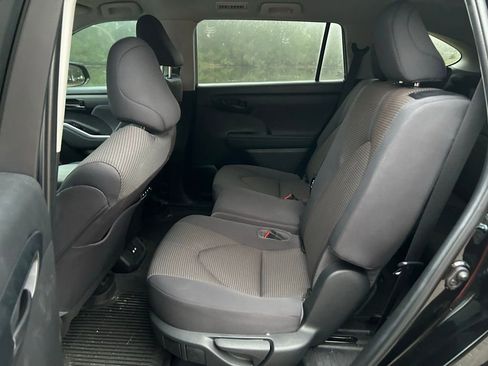 Used 2023 Toyota Highlander LE image 14