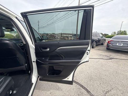 Used 2018 Toyota Highlander SE AWD/4WD image 17