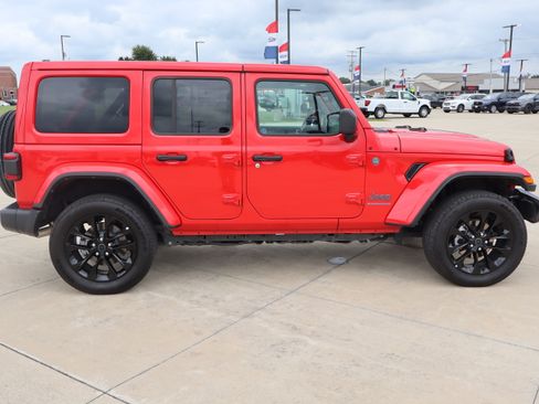 Used 2025 Jeep Wrangler Unlimited Sahara w/ Safety Group AWD/4WD image 4