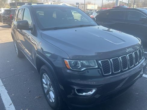 Used 2021 Jeep Grand Cherokee Laredo image 2