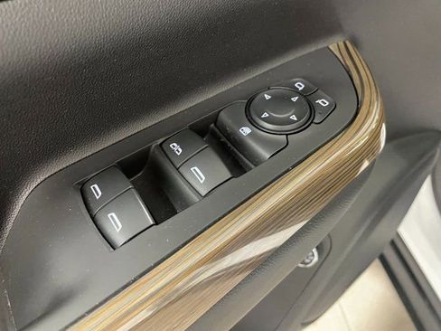 Used 2022 GMC Acadia SLE image 19