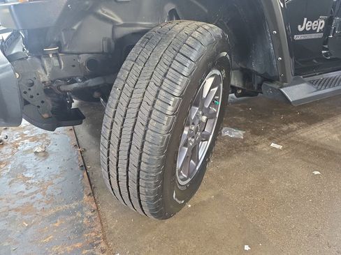 Used 2021 Jeep Wrangler Unlimited Sahara image 31