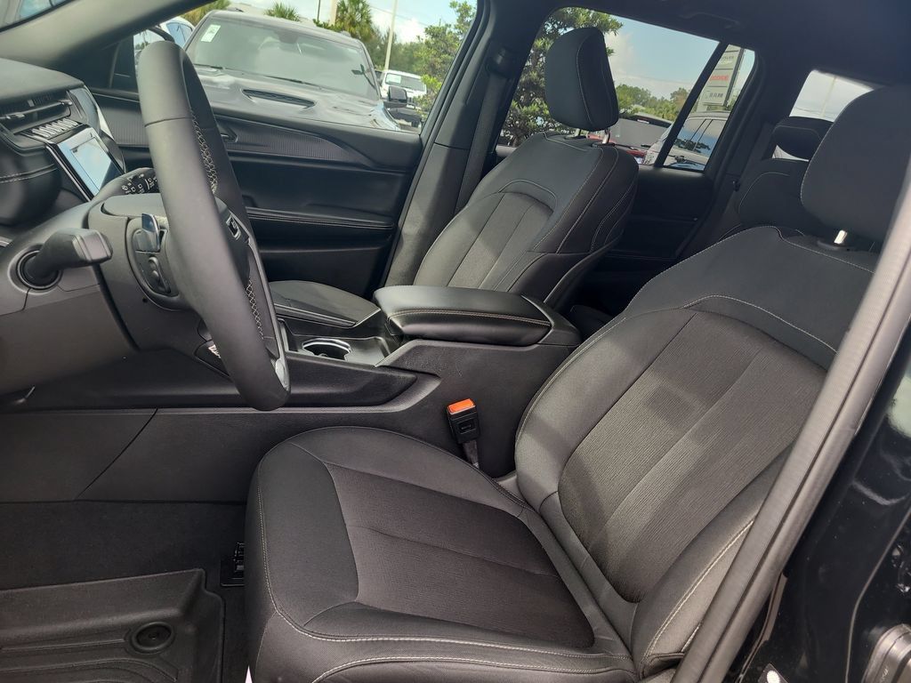 Used 2024 Jeep Grand Cherokee Laredo w/ Luxury Tech Group I AWD/4WD image 22