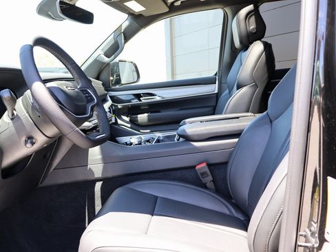 New 2025 Jeep Wagoneer L Series II w/ Premium Group I image 24