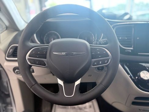 Used 2024 Chrysler Pacifica Touring-L FWD image 19
