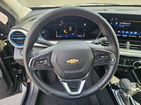 Used 2025 Chevrolet Trax LT w/ LT Convenience Package FWD image 28