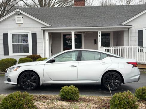 Used 2021 Nissan Altima 2.5 SR FWD image 3