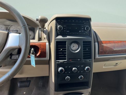 Used 2008 Chrysler Town & Country Touring FWD image 11
