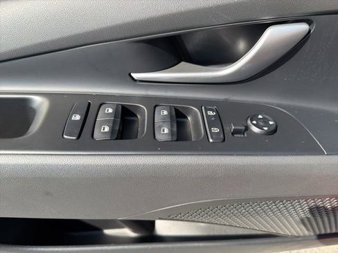Certified 2025 Hyundai Elantra SE FWD image 10