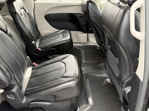 Used 2024 Chrysler Pacifica Touring-L image 25