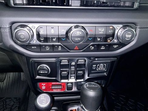 Used 2025 Jeep Gladiator Mojave w/ Safety Group AWD/4WD image 29