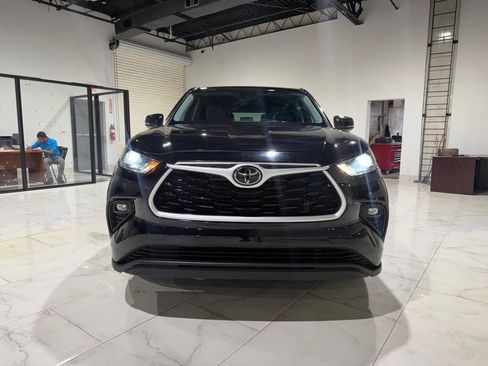 Used 2022 Toyota Highlander LE image 2