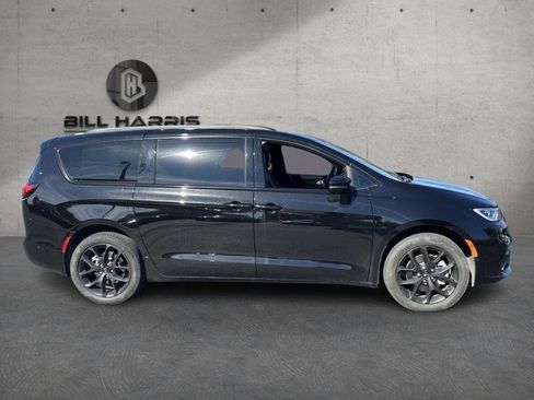 Used 2024 Chrysler Pacifica Limited w/ S Appearance Package image 3