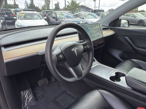 Used 2021 Tesla Model Y Long Range AWD/4WD image 17