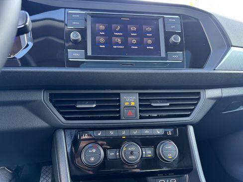 Used 2024 Volkswagen Jetta SE w/ Panoramic Sunroof Package image 25