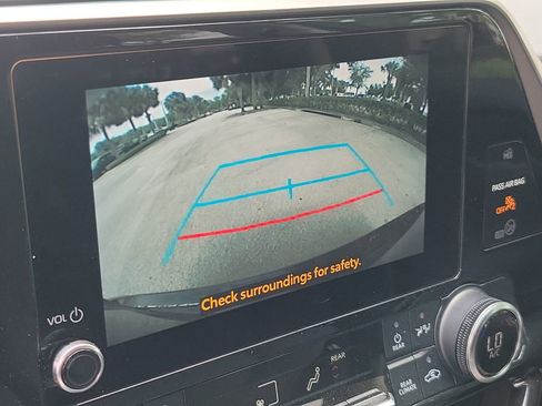 Used 2024 Toyota Highlander LE FWD image 26