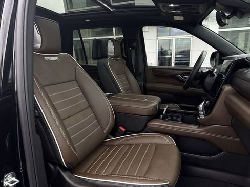 Used 2025 GMC Yukon Denali Ultimate w/ LPO, Floor Liner Package AWD/4WD image 29