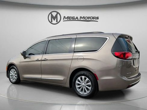 Used 2017 Chrysler Pacifica Touring-L image 4