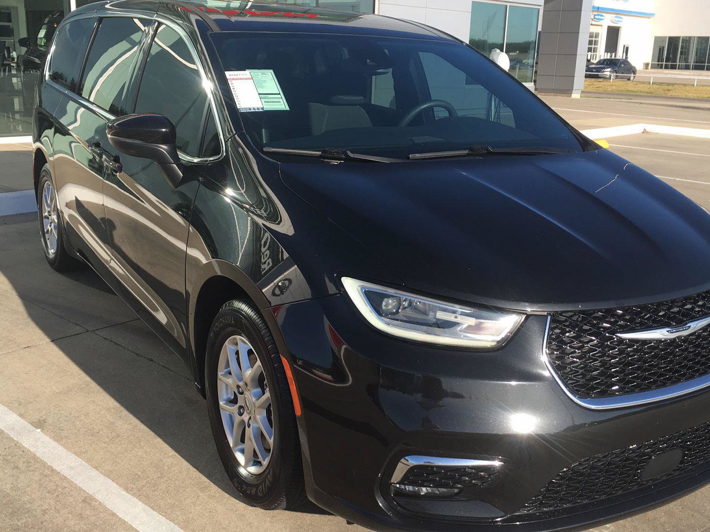 Used 2023 Chrysler Pacifica Touring FWD image 4
