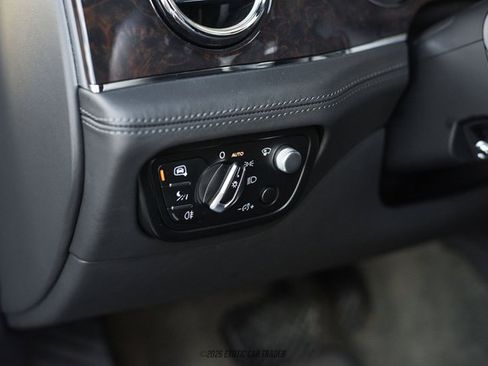 Used 2021 Bentley Bentayga AWD/4WD image 40