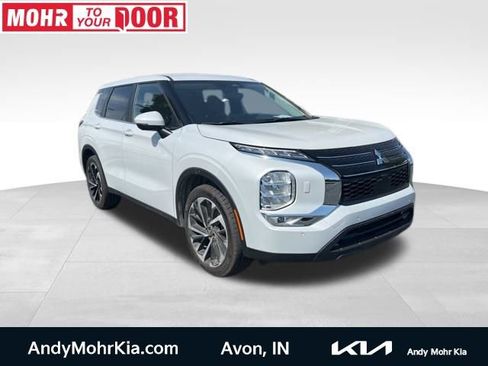Used 2024 Mitsubishi Outlander SE image 1