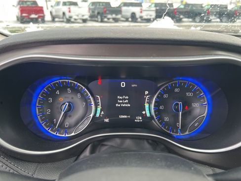 Used 2018 Chrysler Pacifica Limited image 13