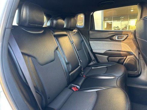 Certified 2025 Jeep Compass Latitude image 37