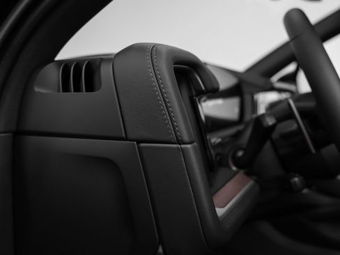 Certified 2025 Porsche Cayenne image 31