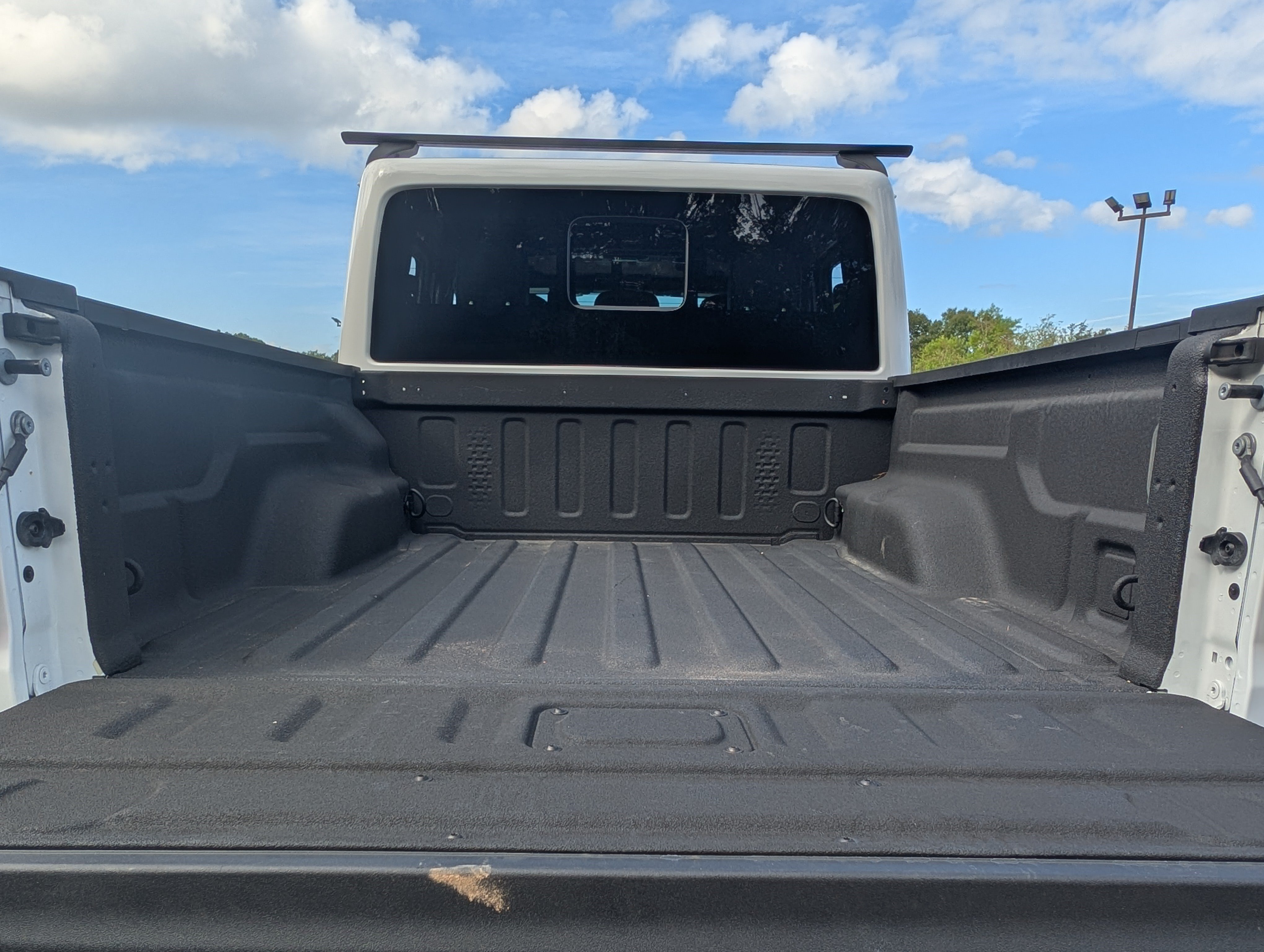 Used 2023 Jeep Gladiator Overland AWD/4WD image 18