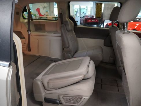Used 2009 Chrysler Town & Country Touring FWD image 22