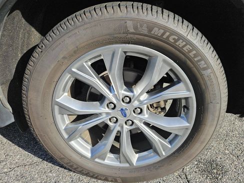 Used 2020 Ford Explorer XLT w/ Equipment Group 202A AWD/4WD image 28