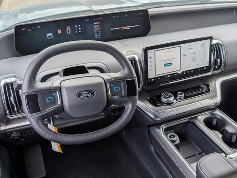 New 2026 Ford Expedition Platinum image 11