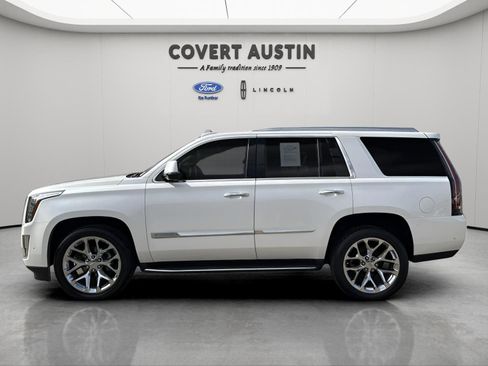 Used 2018 Cadillac Escalade Luxury image 2