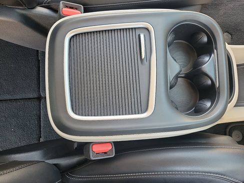 Used 2023 Chrysler Pacifica Touring-L FWD image 15