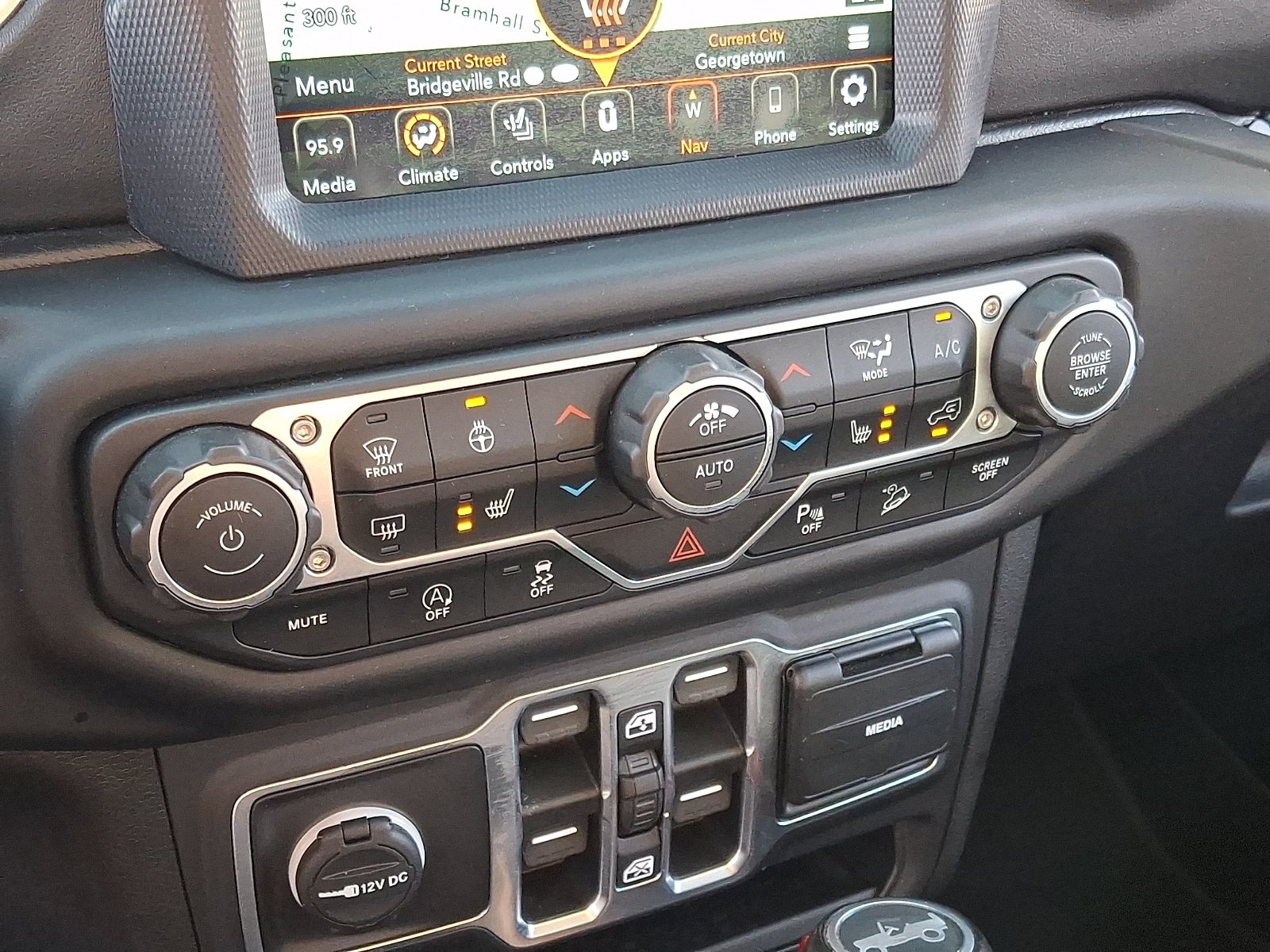 Used 2020 Jeep Wrangler Unlimited Sahara AWD/4WD image 15