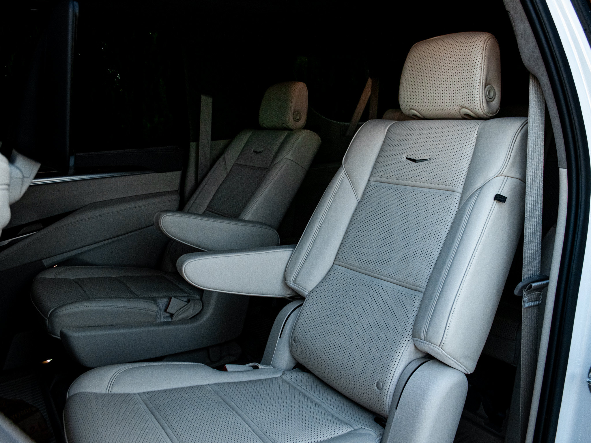Used 2025 Cadillac Escalade ESV Sport Platinum w/ LPO, ONYX Package AWD/4WD image 8