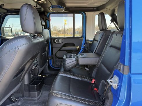Used 2022 Jeep Wrangler Unlimited Sahara AWD/4WD image 9