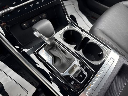 Used 2024 Kia Carnival EX image 27