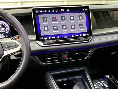 Used 2025 Volkswagen Tiguan SE w/ Panoramic Sunroof Package image 9