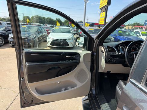 Used 2020 Dodge Grand Caravan SXT FWD image 12
