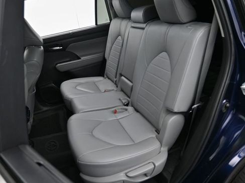 Used 2022 Toyota Highlander XLE image 24