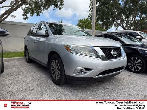 Used 2015 Nissan Pathfinder SV FWD image 1