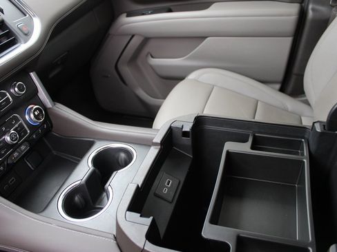 Used 2023 GMC Yukon SLT w/ SLT Luxury Package image 17