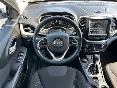 Used 2016 Jeep Cherokee Latitude w/ Cold Weather Group AWD/4WD image 5