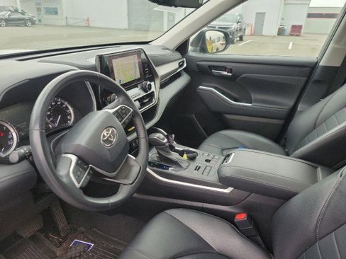 Used 2023 Toyota Highlander XLE image 9