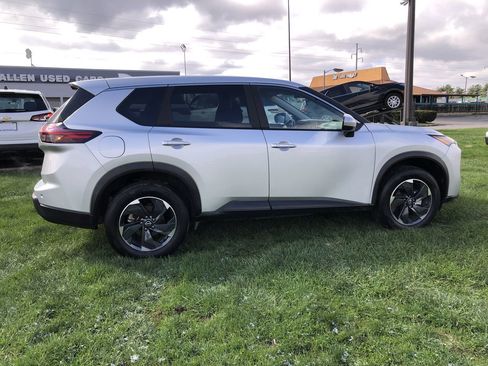 Used 2025 Nissan Rogue SV image 14