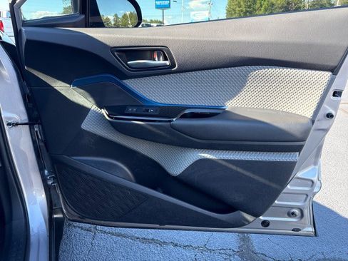 Used 2019 Toyota C-HR XLE FWD image 12